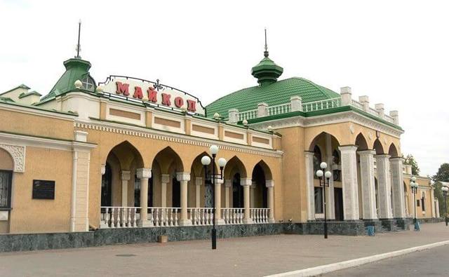 Железнодорожный вокзал Майкопа. Источник: gulaytour.ru