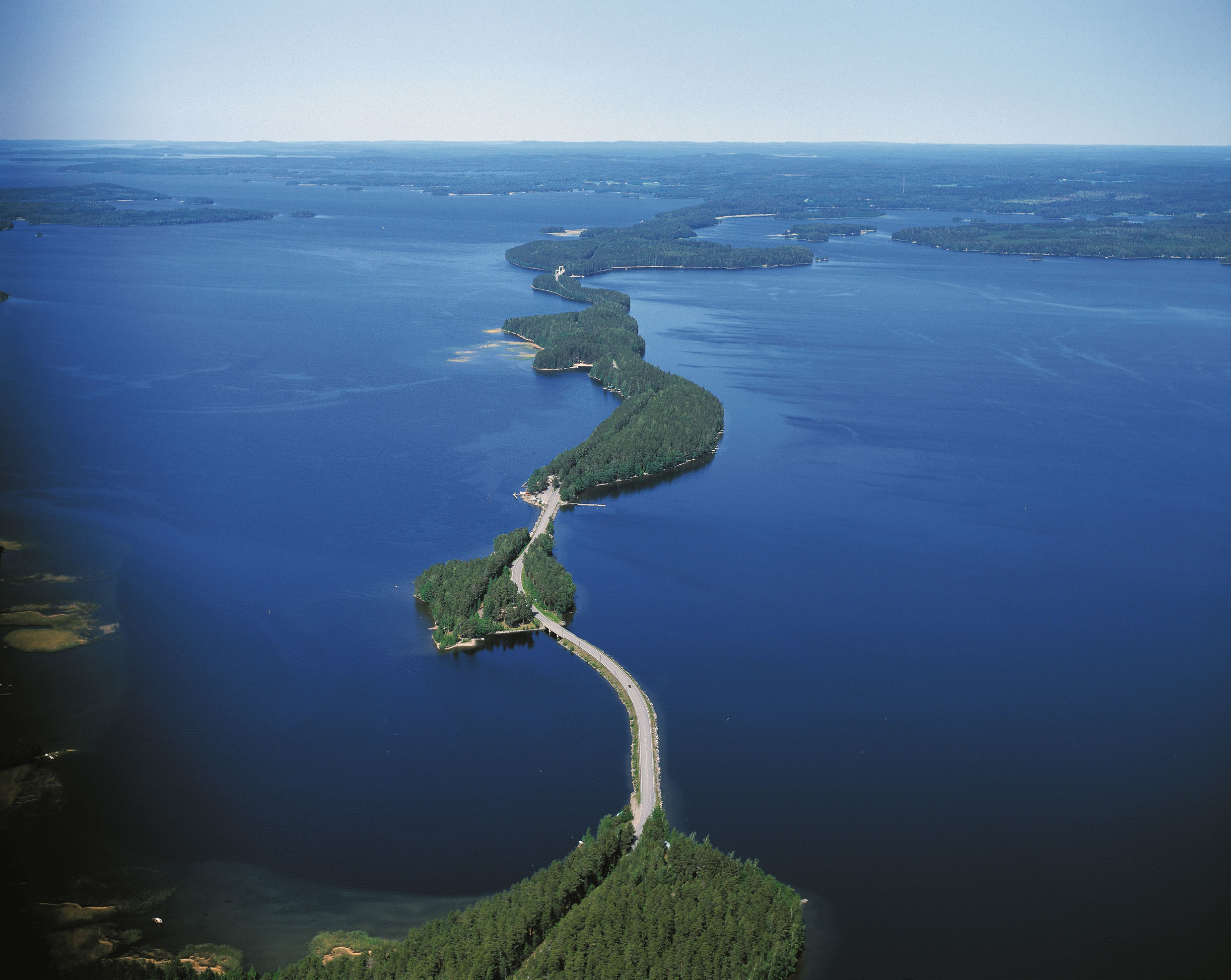 Какую страну называют страной 1000 озер. Финляндия Страна 1000 озер. Озеро Суоми Финляндия. Финляндия Страна тысячи озер фото. Озеро Сайма.