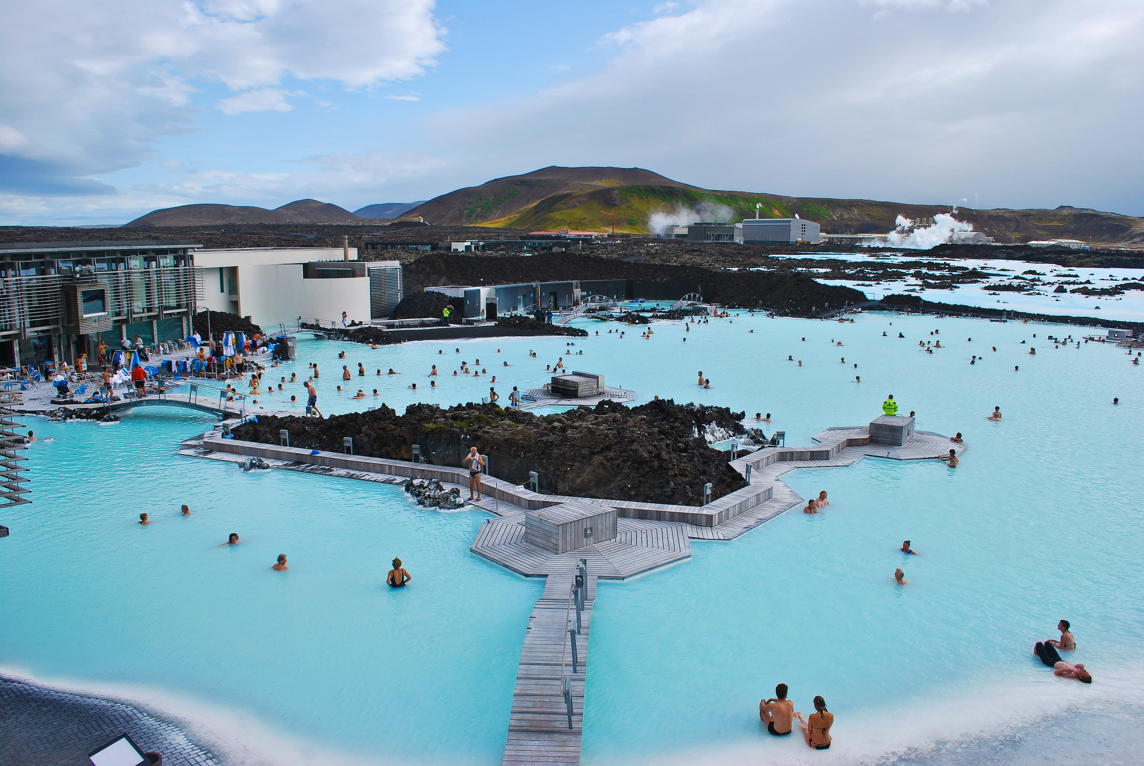 Голуба лагуна. Голубая Лагуна (Гриндавик, Исландия). Голубая Лагуна - геотермальный бассейн в Исландии. Геотермальный курорт голубая Лагуна Гриндавик Исландия. Исландия спа курорт голубая Лагуна.