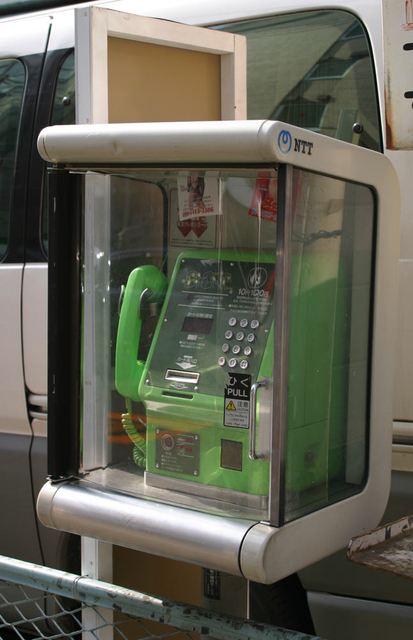 Компактный таксофон в Японии. Фото: tema.ru