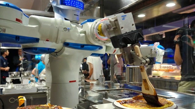 Робот в японском ресторане “Дом роботов”. Фото: robotforum.ru 