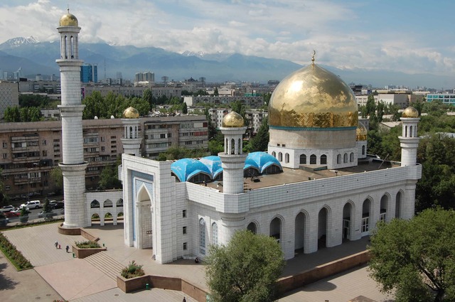 Центральная мечеть Алматы. Источник: https://applekaz.files.wordpress.com/