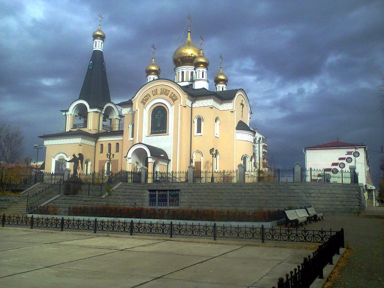 Город мирный фото. Свято Троицкий храм Мирный. Храм Мирный Якутия. Церковь город Мирный. Храмовый сквер Мирный Якутия.