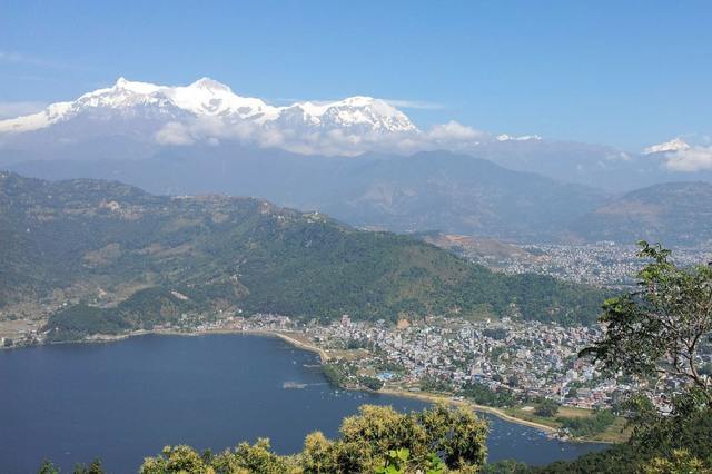 Покхара - город на берегу озера. Источник: https://www.buddhaair.com/
