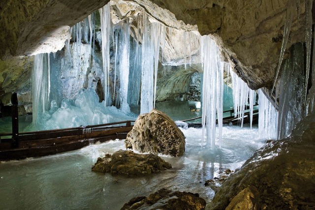 Ледяная пещера в Словакии. Источник: https://tourweek.ru/